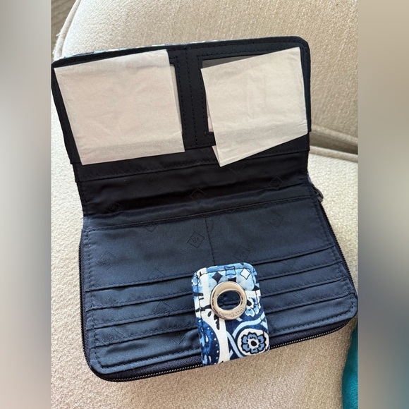 Vera Bradley NWT Floral Wallet 🤍💙🩵 - Picture 6 of 9